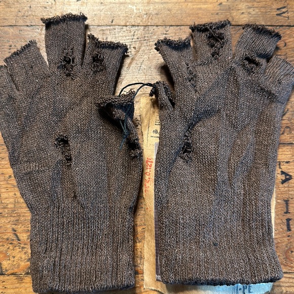 FREE WITH A PURCHASE // distressed beggar gloves - Picture 3 of 10